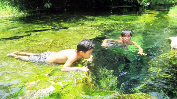 Cận[-]cảnh[-]vũng[-]nước[-]tiên[-](vũng[-]Cả[-]Quan)[-]ở[-]Khe[-]Xanh[-]nước[-]trong[-]vắt[-]đẹp[-]mê[-]hồn